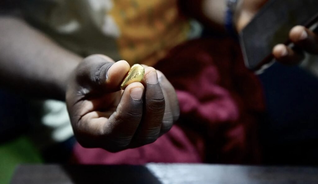 Imgi 245 Pepite d or tout juste raffinee issue d une mine illegale a Kumasi scaled